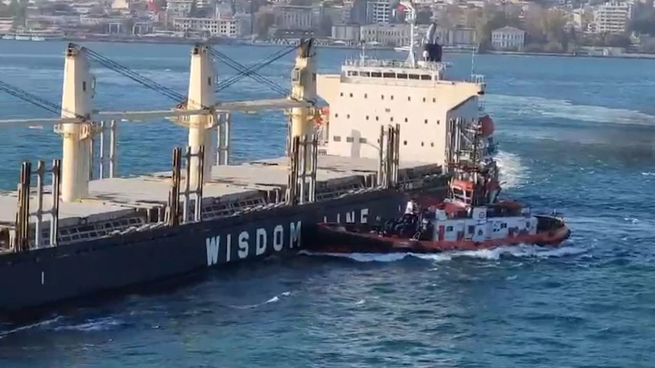 son-dakika-istanbul-bogazinda-faciadan-donuldu-iki-yuk-gemisi-carpisti-17279705098697_2